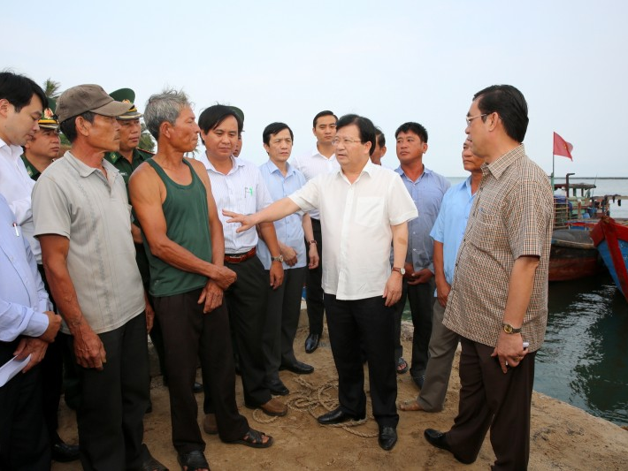 Cấp phát gạo dự trữ cho người dân bị ảnh hưởng do cá chết bất thường