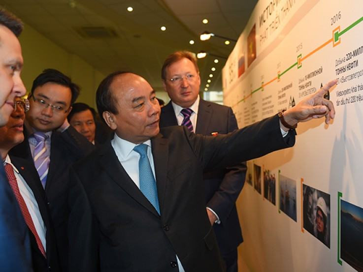 Thủ tướng thăm các tập đoàn dầu khí lớn của Nga