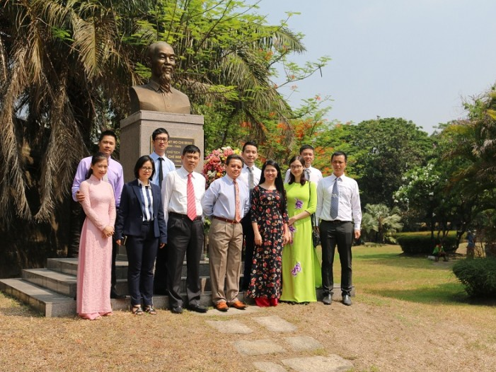 Dâng hoa lên tượng đài Chủ tịch Hồ Chí Minh tại Philippines
