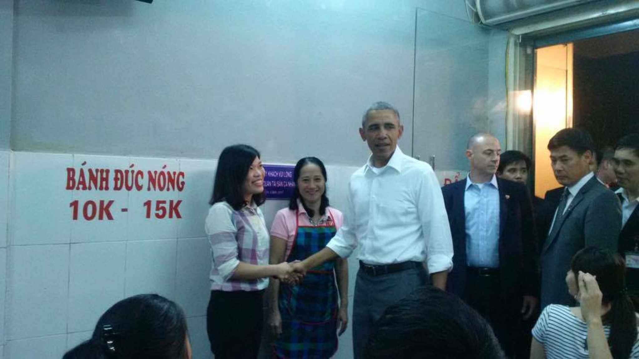 dang sau tam anh tong thong obama an bun cha