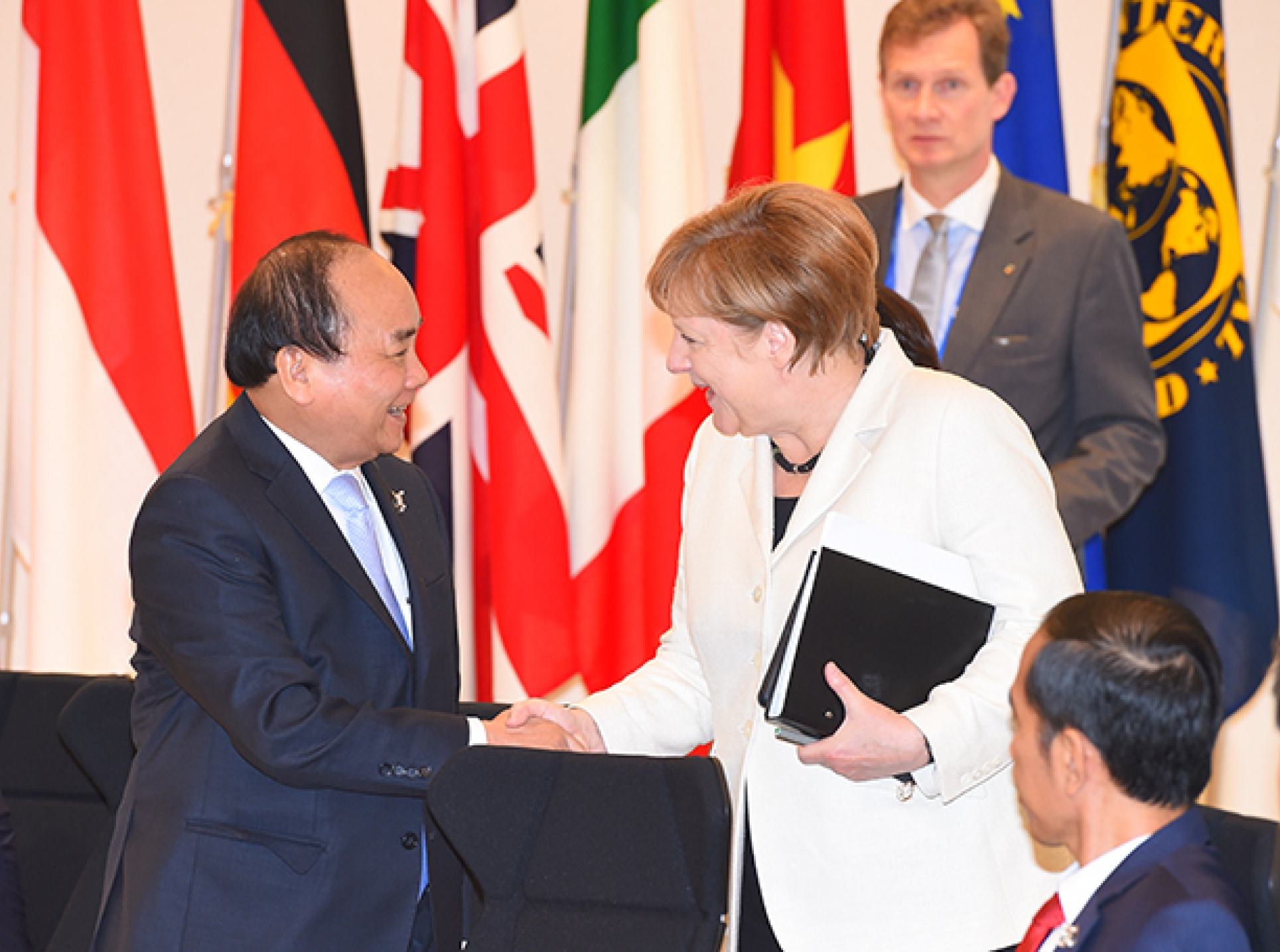 Thủ tướng tiếp xúc song phương với các nhà lãnh đạo nhóm G7