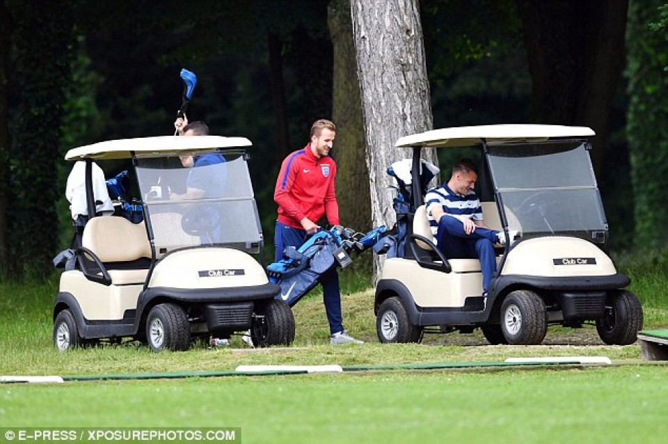 kane va vardy ru nhau thu gian sau vong bang euro