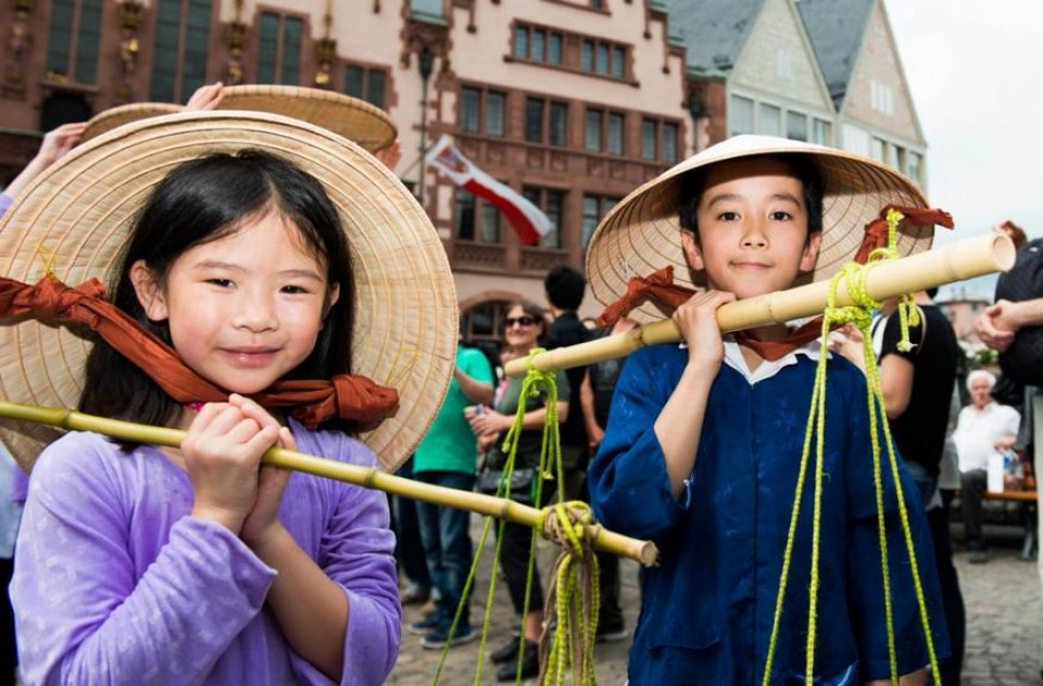 Quảng bá văn hóa Việt Nam trong Lễ diễu hành ở Frankfurt quang ba van hoa viet nam trong le dieu hanh o frankfurt