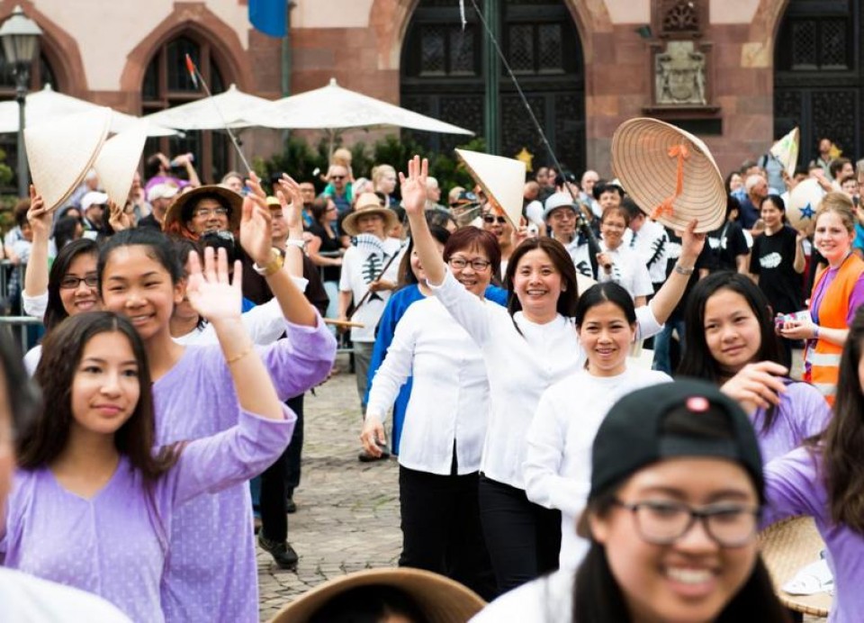 Quảng bá văn hóa Việt Nam trong Lễ diễu hành ở Frankfurt quang ba van hoa viet nam trong le dieu hanh o frankfurt