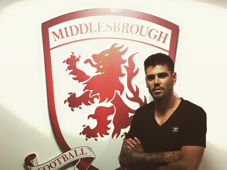 Victor Valdes gia nhập "tân binh" của Premier League