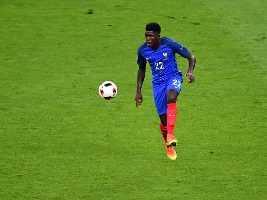 Barca chính thức sở hữu trung vệ Umtiti