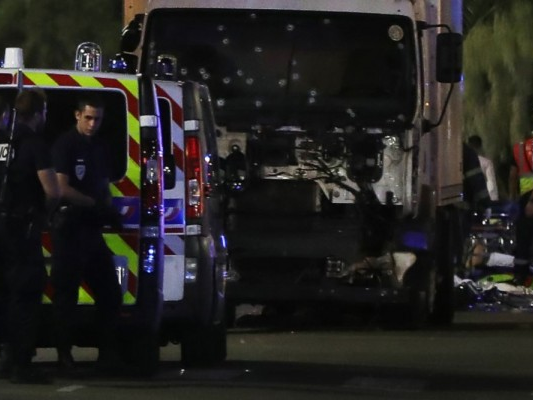 "Xe điên" lao vào đám đông ăn mừng Quốc khánh Pháp