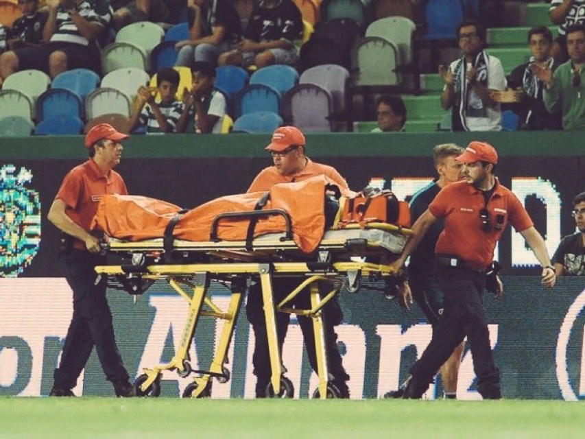 Tiền vệ người Pháp bị gãy cổ trong trận giao hữu