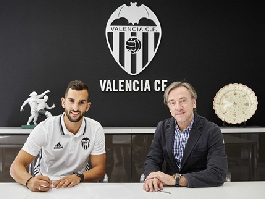 Barcelona chia tay Alex Song và Martin Montoya