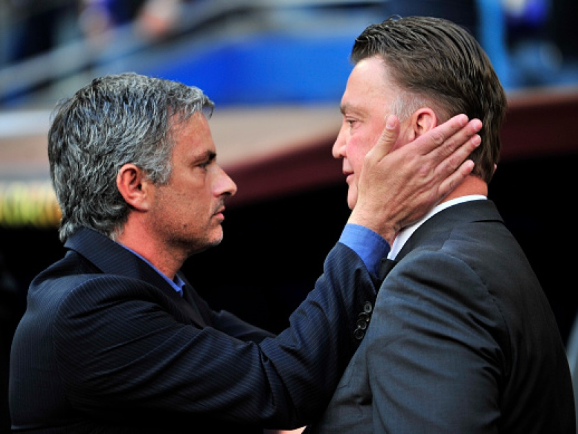 HLV Mourinho dành tặng Siêu cúp cho Van Gaal