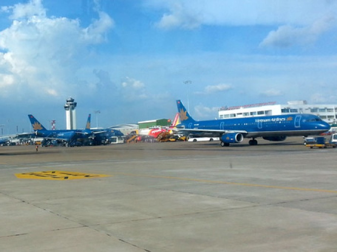 Vì sao máy bay phải “xếp hàng” trên bầu trời Tân Sơn Nhất?