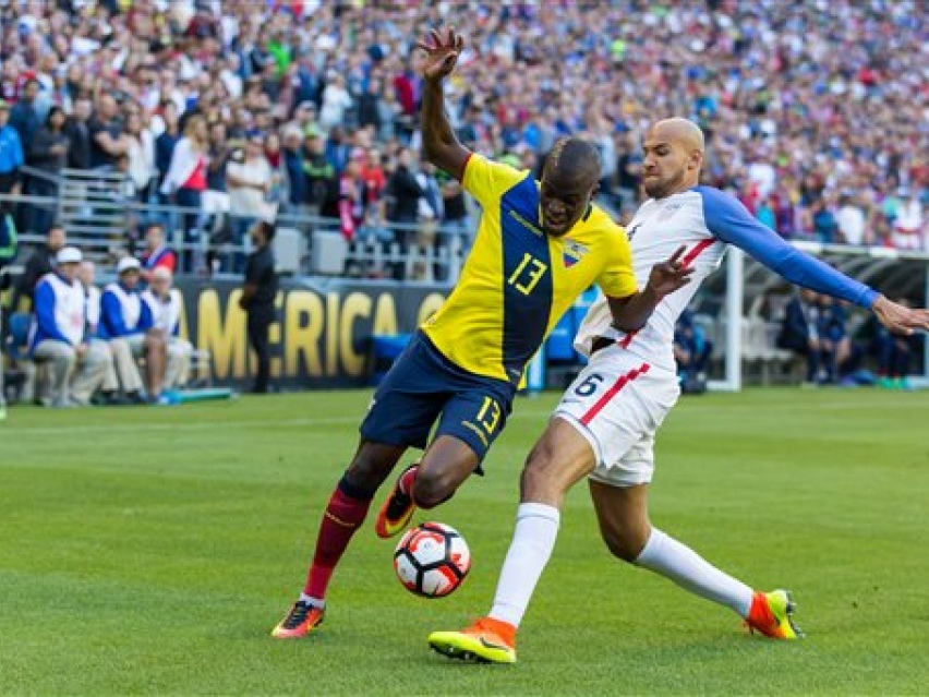 Sao Premier League giả vờ chấn thương để trốn nợ