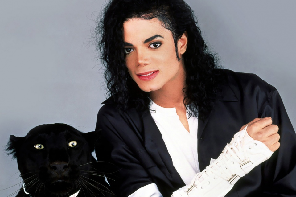 michael jackson tiep tuc boi thu sau khi qua doi