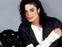 michael jackson van kiem tien deu tay sau khi qua doi