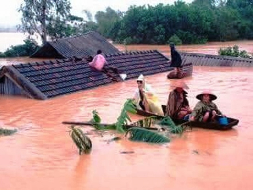 Xót xa cảnh dân dỡ mái ngói chui lên nóc nhà chạy lũ
