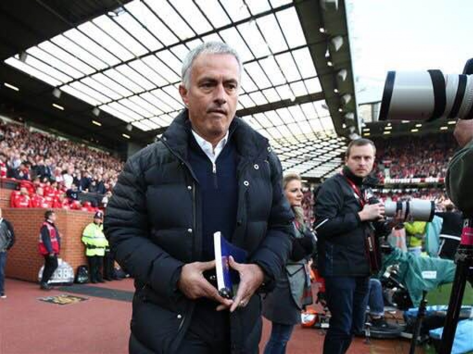 HLV Mourinho động viên học trò trước đại chiến