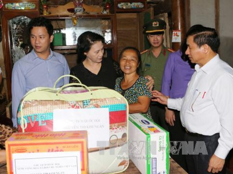 Chủ tịch Quốc hội thăm, động viên nhân dân vùng lũ