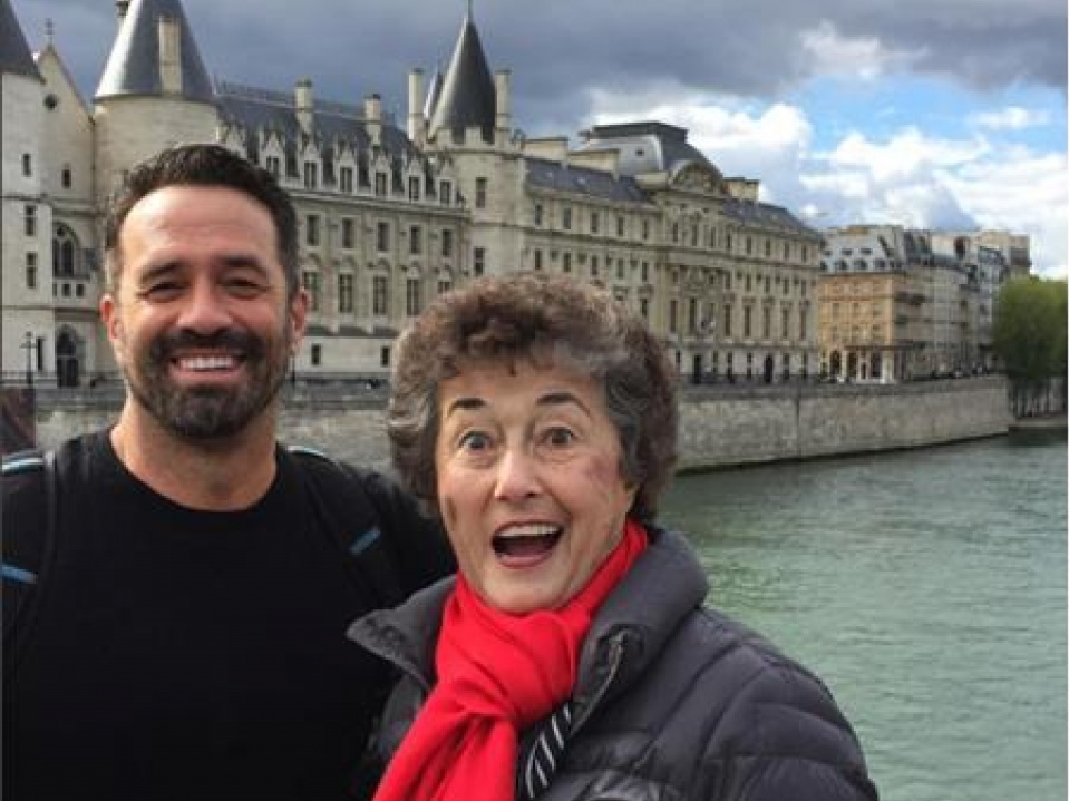 Người con hiếu thảo đưa mẹ đi khắp châu Âu