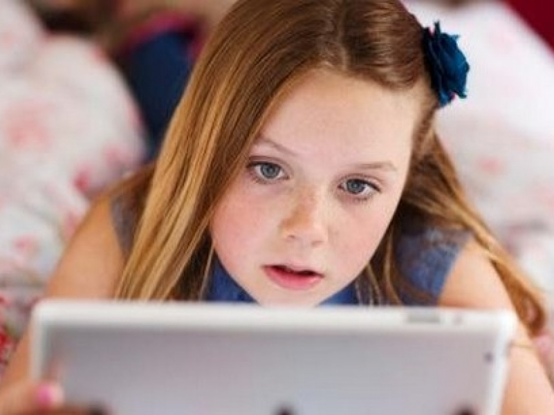 Smartphone và máy tính bảng dù tắt nguồn vẫn ảnh hưởng đến giấc ngủ của trẻ