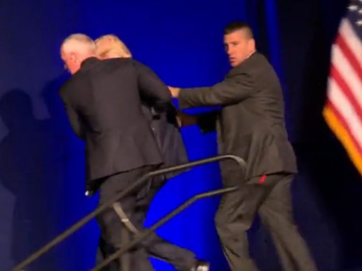 Vì sao mật vụ Mỹ lao tới đưa ông Donald Trump rời khỏi sân khấu?