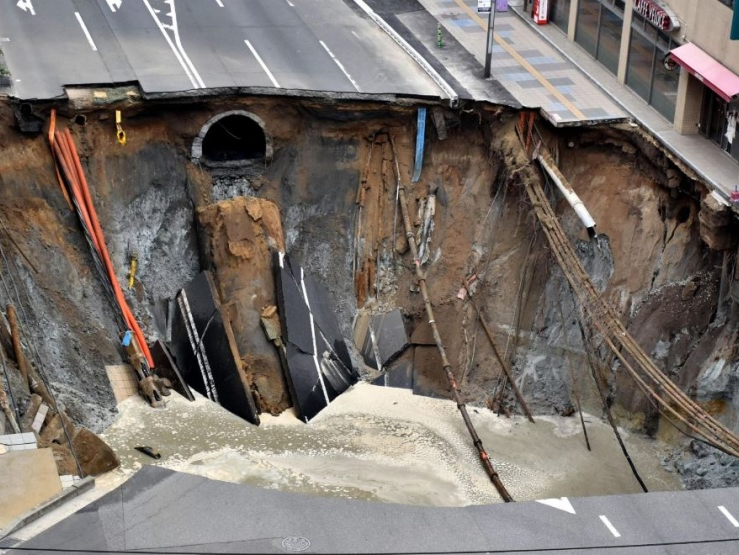 “Hố tử thần” bất ngờ xuất hiện ở trung tâm thành phố Tây Nam Nhật Bản