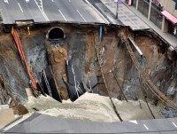 ho tu than nam giua ho nhu nuot chung moi vat xung quanh