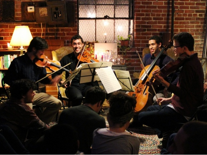 Dàn nhạc giao hưởng trong phòng khách