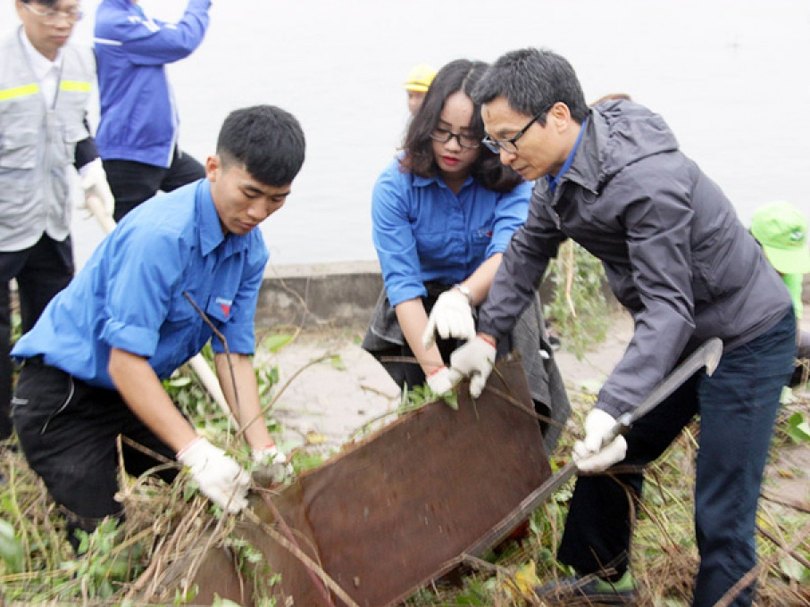 Phó Thủ tướng Vũ Đức Đam trực tiếp cùng bạn trẻ dọn vệ sinh môi trường