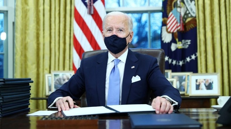 Tân Tổng thống Mỹ ký 15 sắc lệnh hành pháp đảo ngược chính sách của người tiền nhiệm