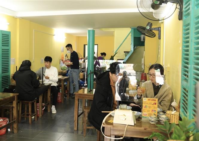 Covid-19: Từ 1/1/2022, quận Đống Đa cho phép các cửa hàng, cơ sở kinh doanh dịch vụ ăn uống trên địa bàn được bán hàng, phục vụ tại chỗ, đóng cửa trước 21h hàng ngày. Covid-19: Từ 1/1/2022, quận Đống Đa cho phép các cửa hàng, cơ sở kinh doanh dịch vụ ăn uống trên địa bàn được bán hàng, phục vụ tại chỗ, đóng cửa trước 21h hàng ngày.