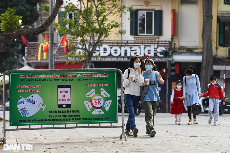 Trước tình hình dịch bệnh Covid-19 tại Hà Nội vẫn đang diễn biến phức tạp, số ca F0 vẫn không ngừng tăng, các biển báo thực hiện an toàn phòng dịch được đặt tại nhiều điểm quanh Hồ Gươm để cảnh báo, nhắc nhở mọi người thực hiện đúng quy định. Trước tình hình dịch bệnh Covid-19 tại Hà Nội vẫn đang diễn biến phức tạp, số ca F0 vẫn không ngừng tăng, các biển báo thực hiện an toàn phòng dịch được đặt tại nhiều điểm quanh Hồ Gươm để cảnh báo, nhắc nhở mọi người thực hiện đúng quy định.