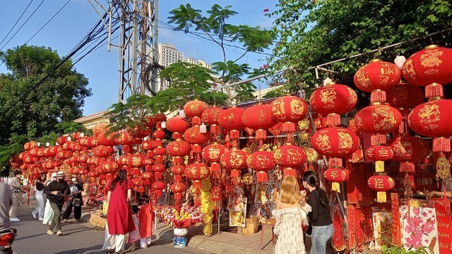 TP.Hồ Chí Minh tổ chức tiêm vaccine phòng Covid-19 xuyên Tết; Khánh Hòa đẩy mạnh thích ứng an toàn