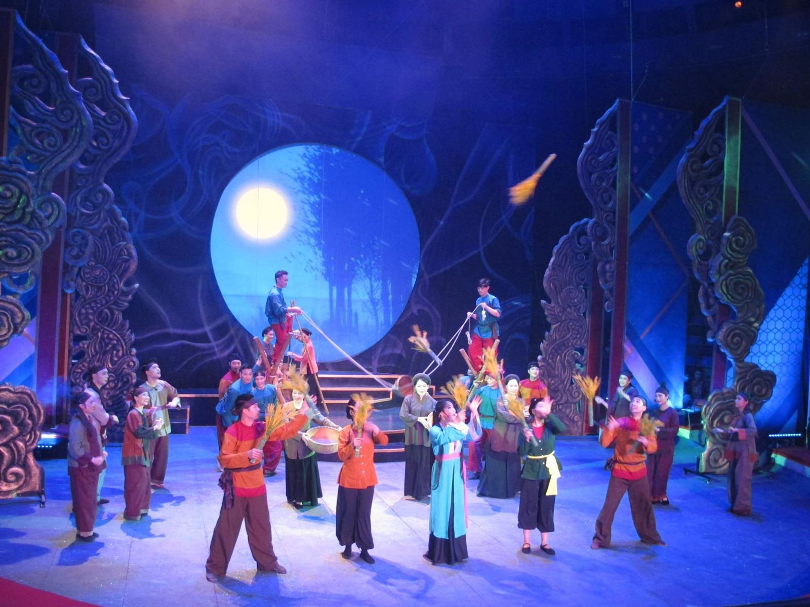 Cảnh trong vở Thượng Thiên Thánh Mẫu. (Ảnh: K.T)