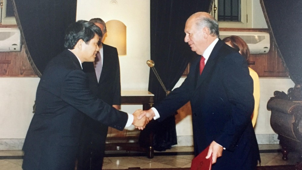 ĐẠI SỨ KỂ CHUYỆN. Ngoại giao là nghề quảng bá, chuông không chỉ phải vang xa mà còn phải sáng