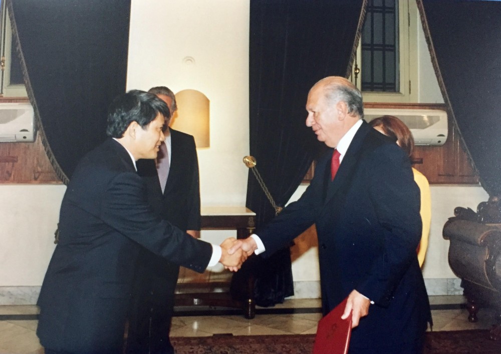 ĐẠI SỨ KỂ CHUYỆN. Ngoại giao là nghề quảng bá ĐẠI SỨ KỂ CHUYỆN. Ngoại giao là nghề quảng bá, chuông không chỉ phải vang xa mà còn phải sáng