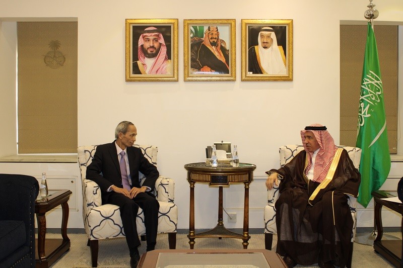 Đại sứ Đặng Xuân Dũng trình bản sao Thư ủy nhiệm lên lãnh đạo Bộ Ngoại giao Saudi Arabia