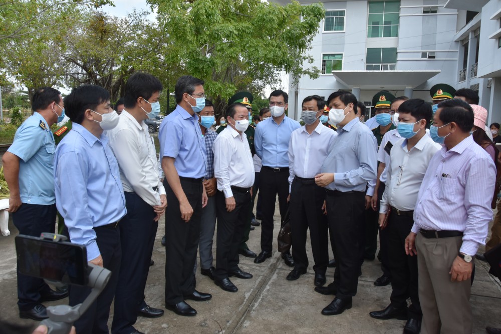 s.TS Nguyễn Thanh Long- Bộ trưởng Bộ Y tế, trưởng đoàn công tác số 1 trao đổi với lãnh đạo tỉnh Kiên Giang về công tác phòng chống dịch COVID-19 trên địa bàn. (Nguồn: Bộ Y tế)