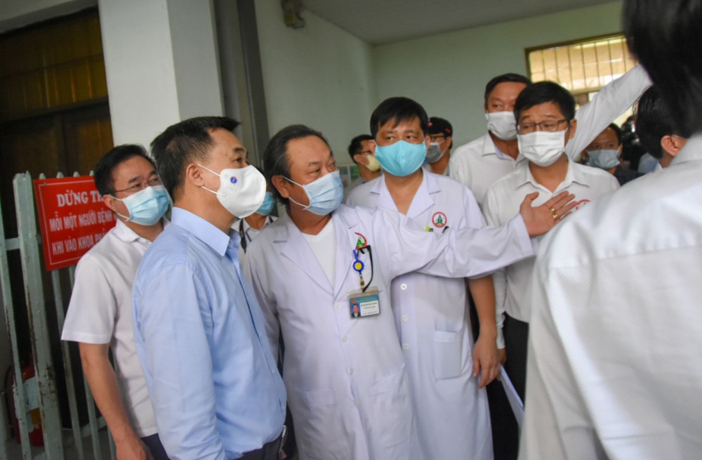 GS.TS Trần Văn Thuấn, Phó trưởng Ban Chỉ đạo Quốc gia phòng, chống dịch Covid-19, Thứ trưởng Bộ Y tế đã đến kiểm tra công tác phòng chống dịch và tiêm chủng tại Bệnh viện Đa khoa Tỉnh Cà Mau.