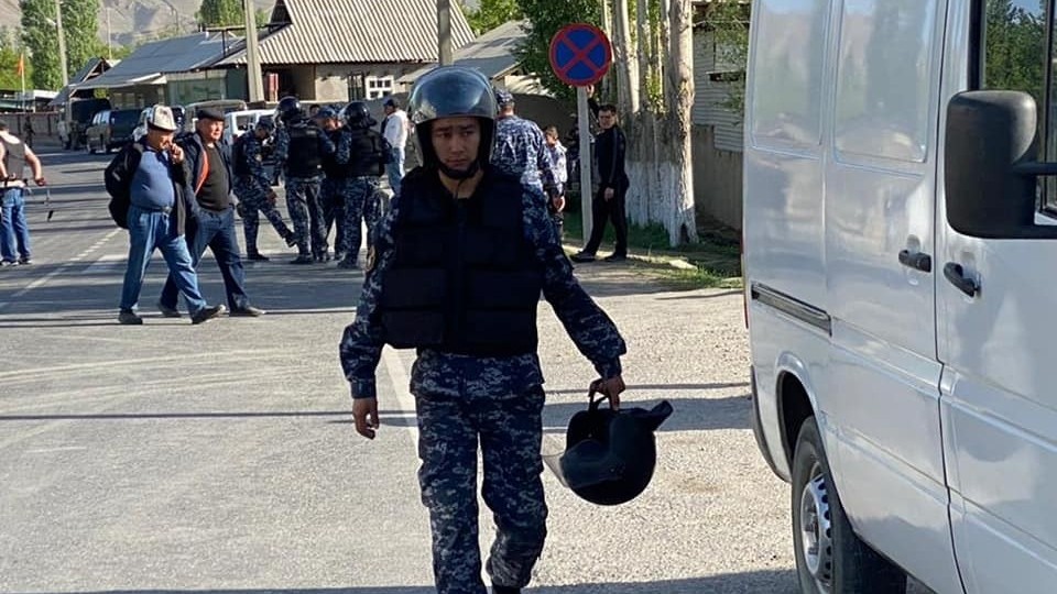 Ném đá, đấu súng, nã pháo – Chuyện gì thực sự đang xảy ra ở biên giới Kyrgyzstan và Tajikistan?