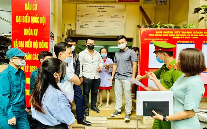 Kiểm tra công tác phòng, chống dịch Covid-19 tại nơi niêm yết danh sách cử tri phường Hàng Bạc (quận Hoàn Kiếm). (Nguồn: Báo Nhân dân) Kiểm tra công tác phòng, chống dịch Covid-19 tại nơi niêm yết danh sách cử tri phường Hàng Bạc (quận Hoàn Kiếm). (Nguồn: Báo Nhân dân)