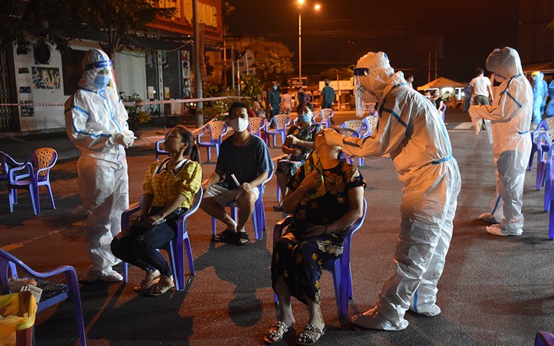 Lấy mẫu xét nghiệm Covid-19 xuyên đêm cho người dân sống quanh KCN An Đồn, Đà Nẵng. (Nguồn:Nhân dân)