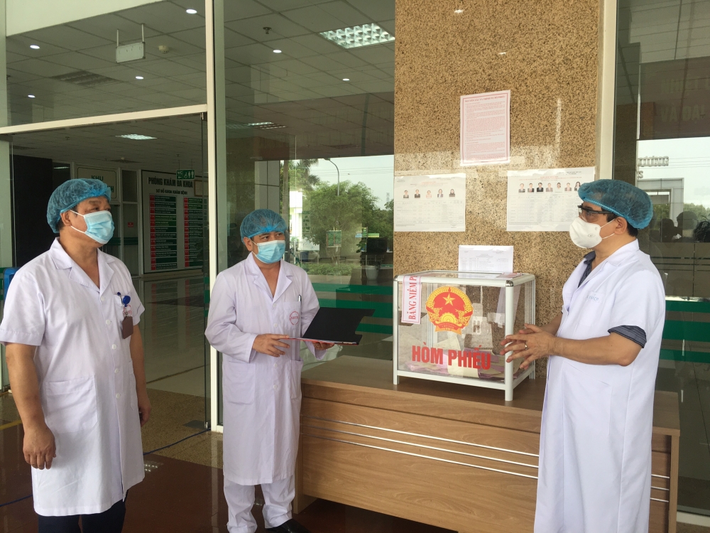 Sáng 23/5, 705 cử tri là nhân viên y tế, bệnh nhân tại Bệnh viện Bệnh Nhiệt đới Trung ương cơ sở 2 – nơi đang phải cách ly y tế để phòng chống dịch Covid-19 đã tham gia bầu cử.