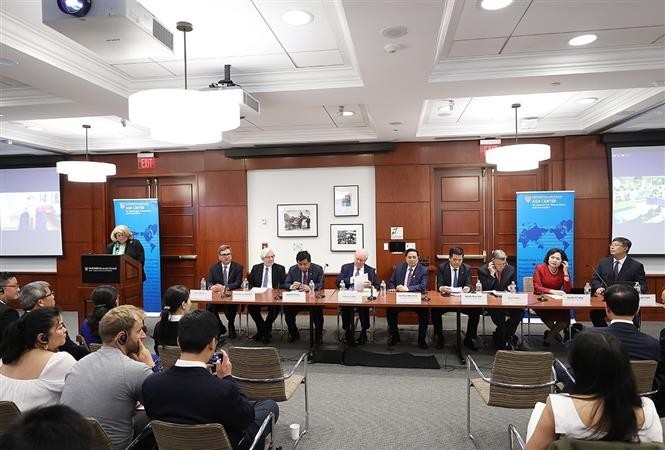 Thủ tướng Phạm Minh Chính và các Giáo sư Đại học Harvard tại buổi toạ đàm. (Nguồn: TTXVN) Thủ tướng Phạm Minh Chính và các Giáo sư Đại học Harvard tại buổi toạ đàm. (Nguồn: TTXVN)