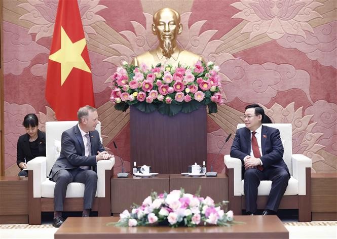 Chủ tịch Quốc hội Vương Đình Huệ tiếp Đại sứ Gareth Ward. (Nguồn: TTXVN)