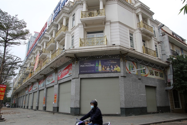 Thực hiện yêu cầu của UBND TP. Hà Nội về đóng cửa các cửa hàng, quán ăn, cà phê... để phòng chống dịch Covid-19, đường phố và vỉa hè Hà Nội vắng vẻ.