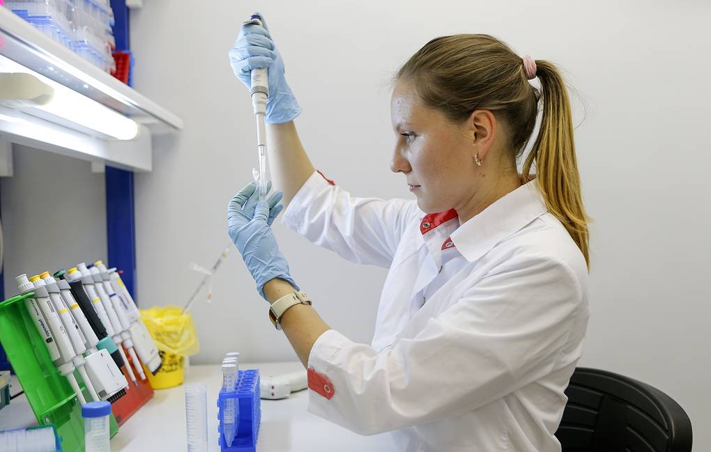 Nga thử nghiệm vaccine ngừa Covid-19 dạng xịt mũi cho trẻ em. (Nguồn: TASS) Nga thử nghiệm vaccine ngừa Covid-19 dạng xịt mũi cho trẻ em. (Nguồn: TASS)