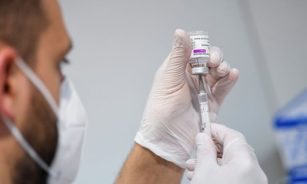 Một nhân viên y tế tại Trung tâm tiêm chủng vaccine ngừa Covid-19Munich, Đức. (Nguồn: Guardian) Một nhân viên y tế tại Trung tâm tiêm chủng vaccine ngừa Covid-19Munich, Đức. (Nguồn: Guardian)