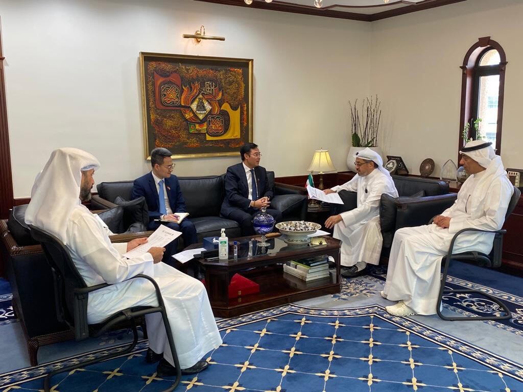 Đại sứ Việt Nam Ngô Toàn Thắng làm việc với Giám đốc điều hành Quỹ Kuwait ông Marwan A. Al-Ghanem.