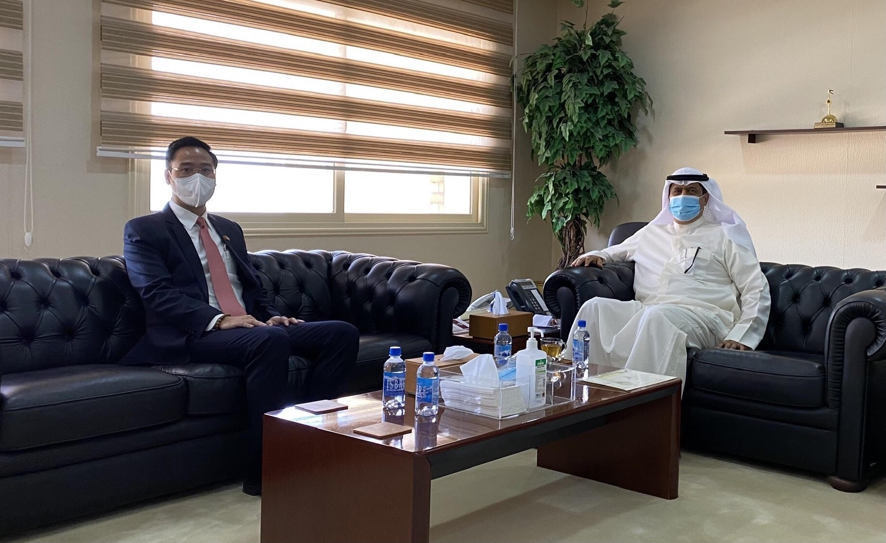 Đại sứ Ngô Toàn Thắng làm việc với Tỉnh trưởng tỉnh Hawally Ali Salem Al-Asfar. (Nguồn: ĐSQ Việt Nam tại Kuwait)