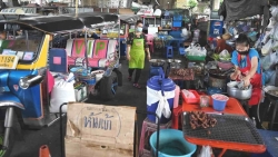 Tài xế tuk-tuk Thái Lan nóng lòng mở cửa đất nước dù Covid-19 càn quét